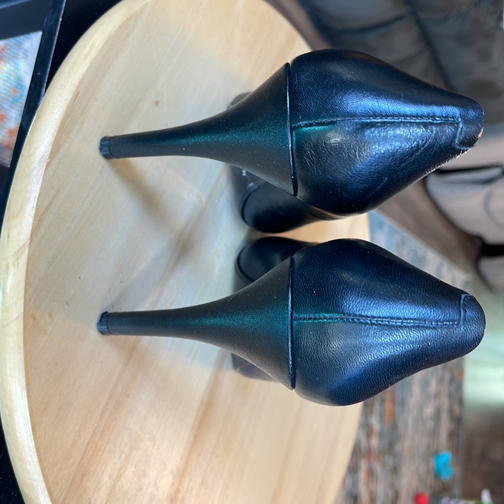 Nine West black leather pump heels. Size 8.5 - Picture 3 of 5